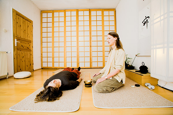 MINDFULNESS BODY SCAN INDIVIDUAL INDIVIDUELLE ANGEBOTE BODYSCAN Stressbewältigung durch Achtsamkeit - MBSR (mindfulness based stress reduction) und andere achtsamkeitsbasierte Verfahren Marlies Sonnentag, M.Sc. M.Th.